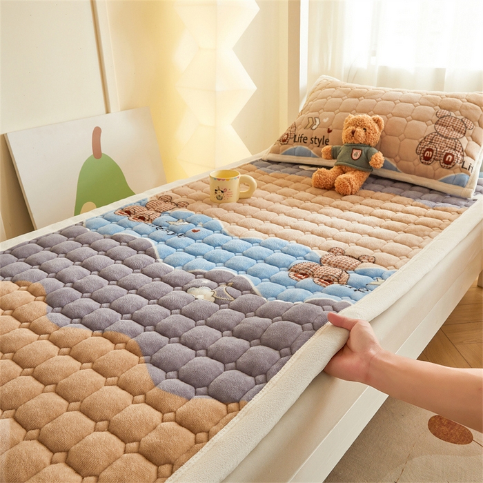 91家纺网 家纺一手货源 找家纺 慕木家纺 2025新款学生床牛奶绒印花床垫床护垫 床褥垫-水波熊