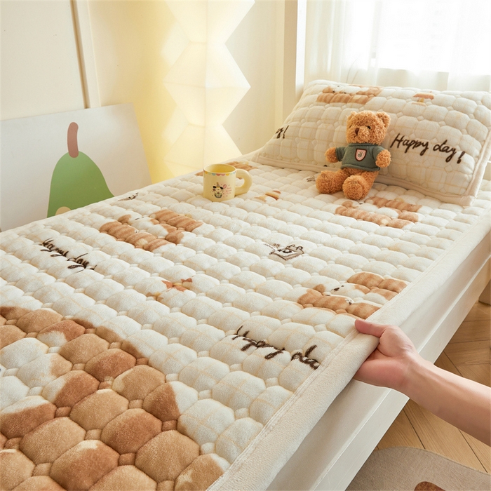 91家纺网 家纺一手货源 找家纺 慕木家纺 2025新款学生床牛奶绒印花床垫床护垫 床褥垫-可爱狗