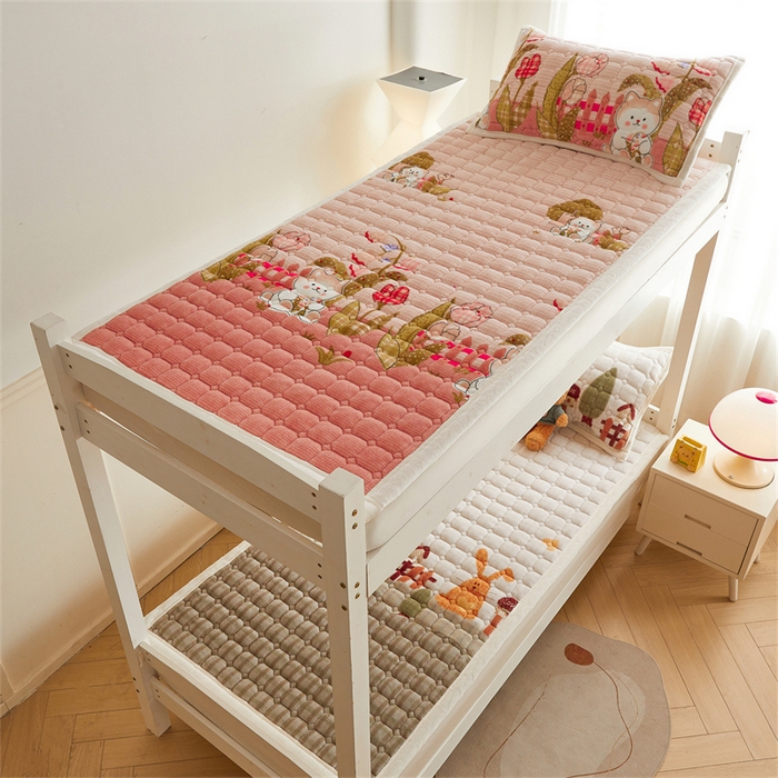 91家纺网 家纺一手货源 找家纺 慕木家纺 2025新款学生床牛奶绒印花床垫床护垫 床褥垫-芭比猫