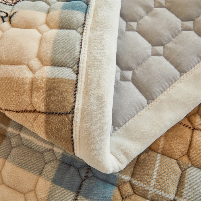 91家纺网 家纺一手货源 找家纺 慕木家纺 2025新款学生床牛奶绒印花床垫床护垫 床褥垫-绿格熊