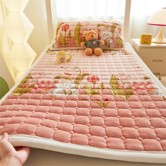 91家纺网 家纺一手货源 找家纺 慕木家纺 2025新款学生床牛奶绒印花床垫床护垫 床褥垫-芭比猫