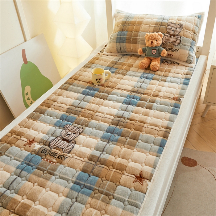 91家纺网 家纺一手货源 找家纺 慕木家纺 2025新款学生床牛奶绒印花床垫床护垫 床褥垫-绿格熊