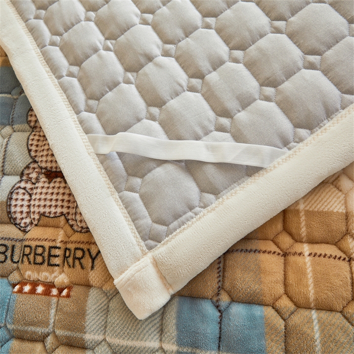 91家纺网 家纺一手货源 找家纺 慕木家纺 2025新款学生床牛奶绒印花床垫床护垫 床褥垫-绿格熊