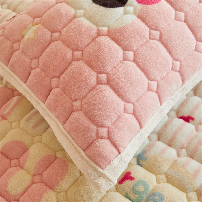 91家纺网 家纺一手货源 找家纺 慕木家纺 2025新款学生床牛奶绒印花床垫床护垫 床褥垫-樱桃小猪