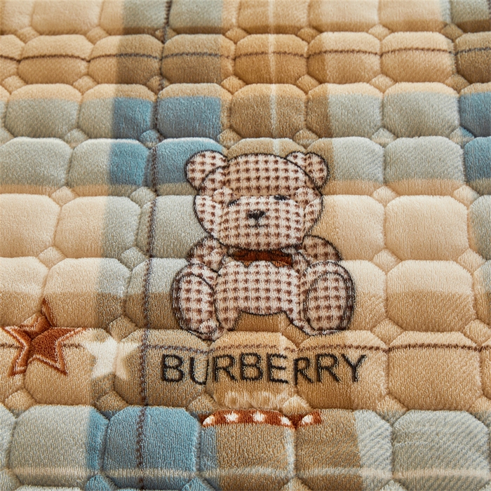 91家纺网 家纺一手货源 找家纺 慕木家纺 2025新款学生床牛奶绒印花床垫床护垫 床褥垫-绿格熊