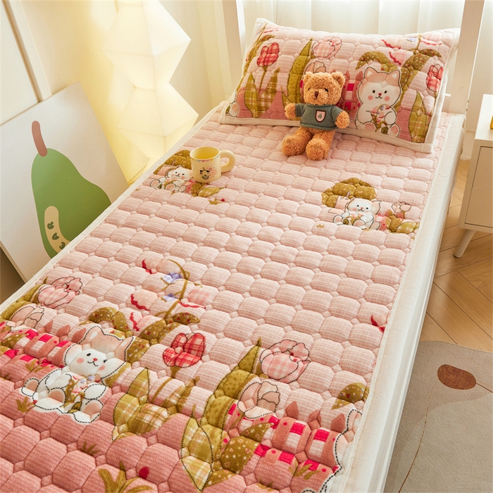 91家纺网 家纺一手货源 找家纺 慕木家纺 2025新款学生床牛奶绒印花床垫床护垫 床褥垫-芭比猫