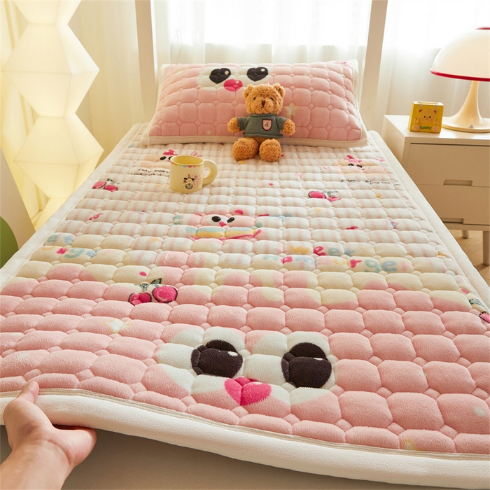 91家纺网 家纺一手货源 找家纺 慕木家纺 2025新款学生床牛奶绒印花床垫床护垫 床褥垫-樱桃小猪