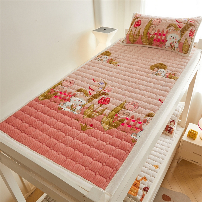 91家纺网 家纺一手货源 找家纺 慕木家纺 2025新款学生床牛奶绒印花床垫床护垫 床褥垫-芭比猫
