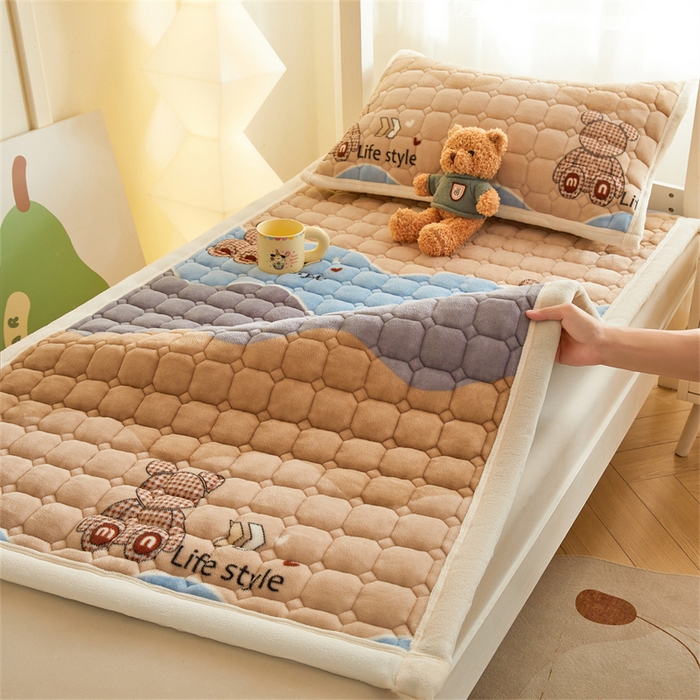 91家纺网 家纺一手货源 找家纺 慕木家纺 2025新款学生床牛奶绒印花床垫床护垫 床褥垫-水波熊