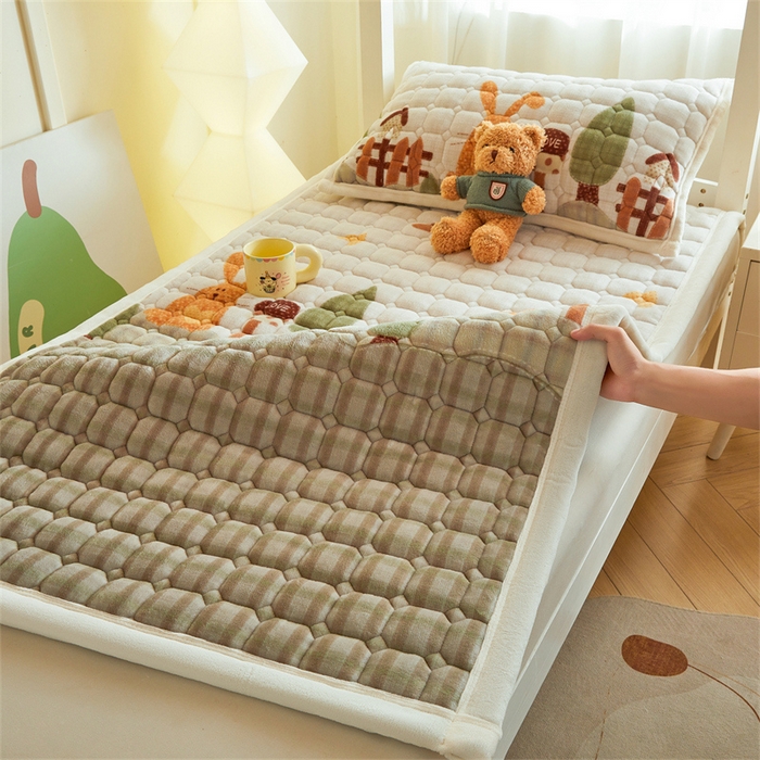 91家纺网 家纺一手货源 找家纺 慕木家纺 2025新款学生床牛奶绒印花床垫床护垫 床褥垫-萝卜兔