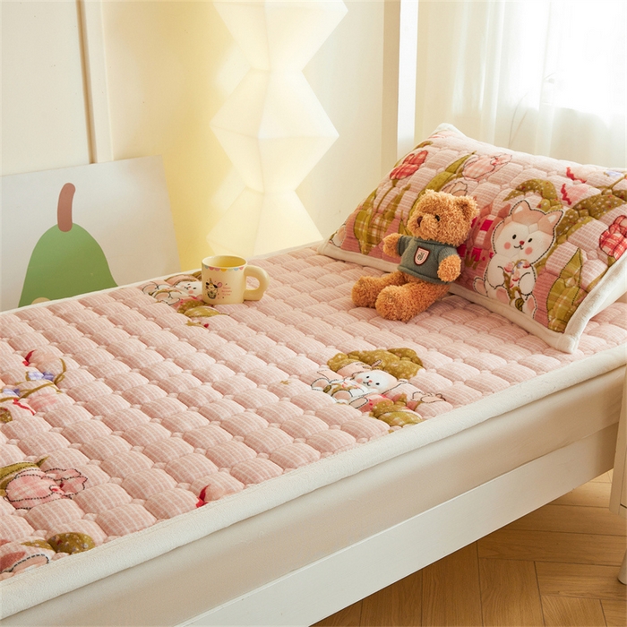 91家纺网 家纺一手货源 找家纺 慕木家纺 2025新款学生床牛奶绒印花床垫床护垫 床褥垫-芭比猫