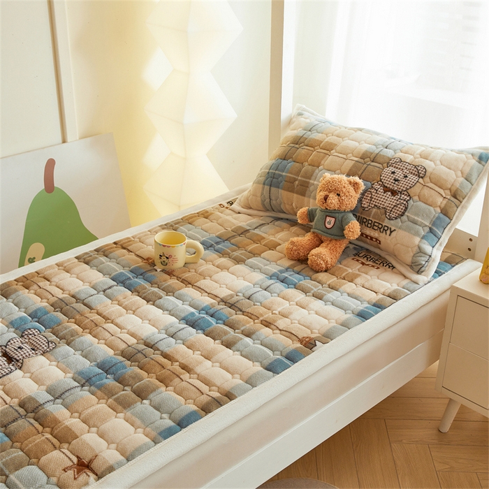 91家纺网 家纺一手货源 找家纺 慕木家纺 2025新款学生床牛奶绒印花床垫床护垫 床褥垫-绿格熊