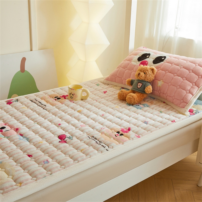 91家纺网 家纺一手货源 找家纺 慕木家纺 2025新款学生床牛奶绒印花床垫床护垫 床褥垫-樱桃小猪