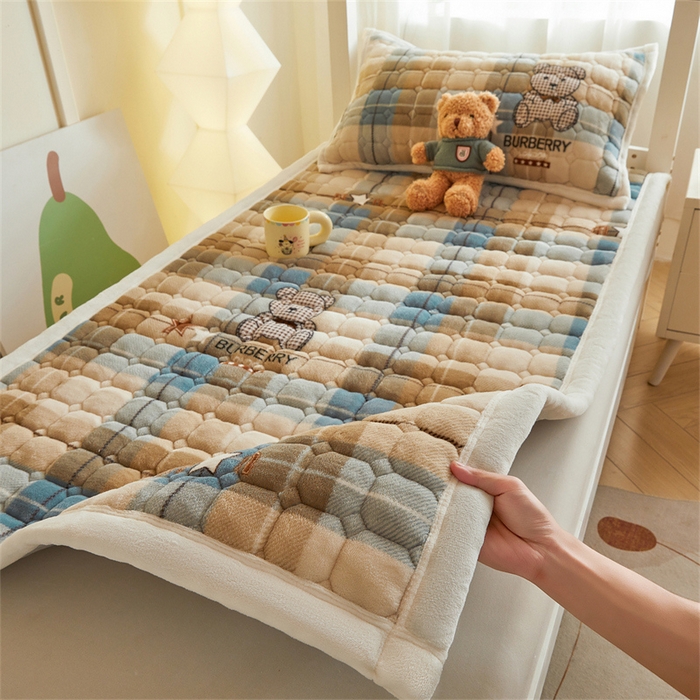 91家纺网 家纺一手货源 找家纺 慕木家纺 2025新款学生床牛奶绒印花床垫床护垫 床褥垫-绿格熊