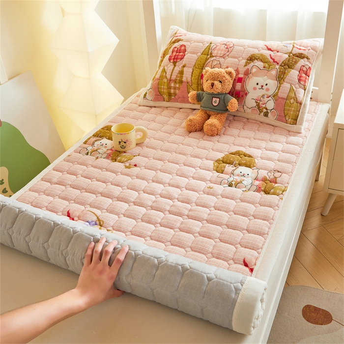 91家纺网 家纺一手货源 找家纺 慕木家纺 2025新款学生床牛奶绒印花床垫床护垫 床褥垫-芭比猫