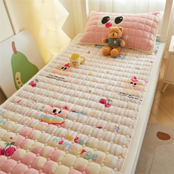 91家纺网 家纺一手货源 找家纺 慕木家纺 2025新款学生床牛奶绒印花床垫床护垫 床褥垫-樱桃小猪