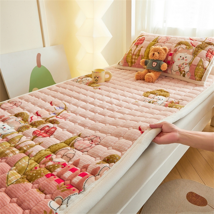 91家纺网 家纺一手货源 找家纺 慕木家纺 2025新款学生床牛奶绒印花床垫床护垫 床褥垫-芭比猫