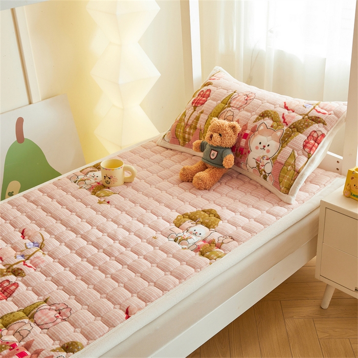 91家纺网 家纺一手货源 找家纺 慕木家纺 2025新款学生床牛奶绒印花床垫床护垫 床褥垫-芭比猫