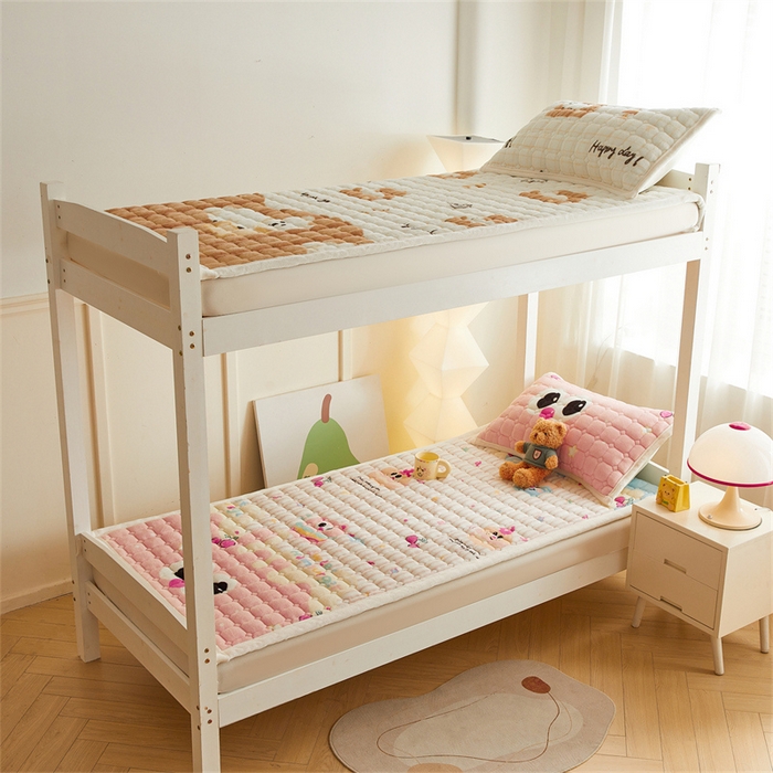 91家纺网 家纺一手货源 找家纺 慕木家纺 2025新款学生床牛奶绒印花床垫床护垫 床褥垫-樱桃小猪