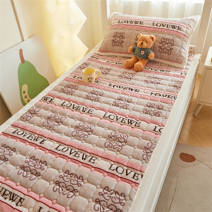 91家纺网 家纺一手货源 找家纺 慕木家纺 2025新款学生床牛奶绒印花床垫床护垫 床褥垫-蝶舞飞