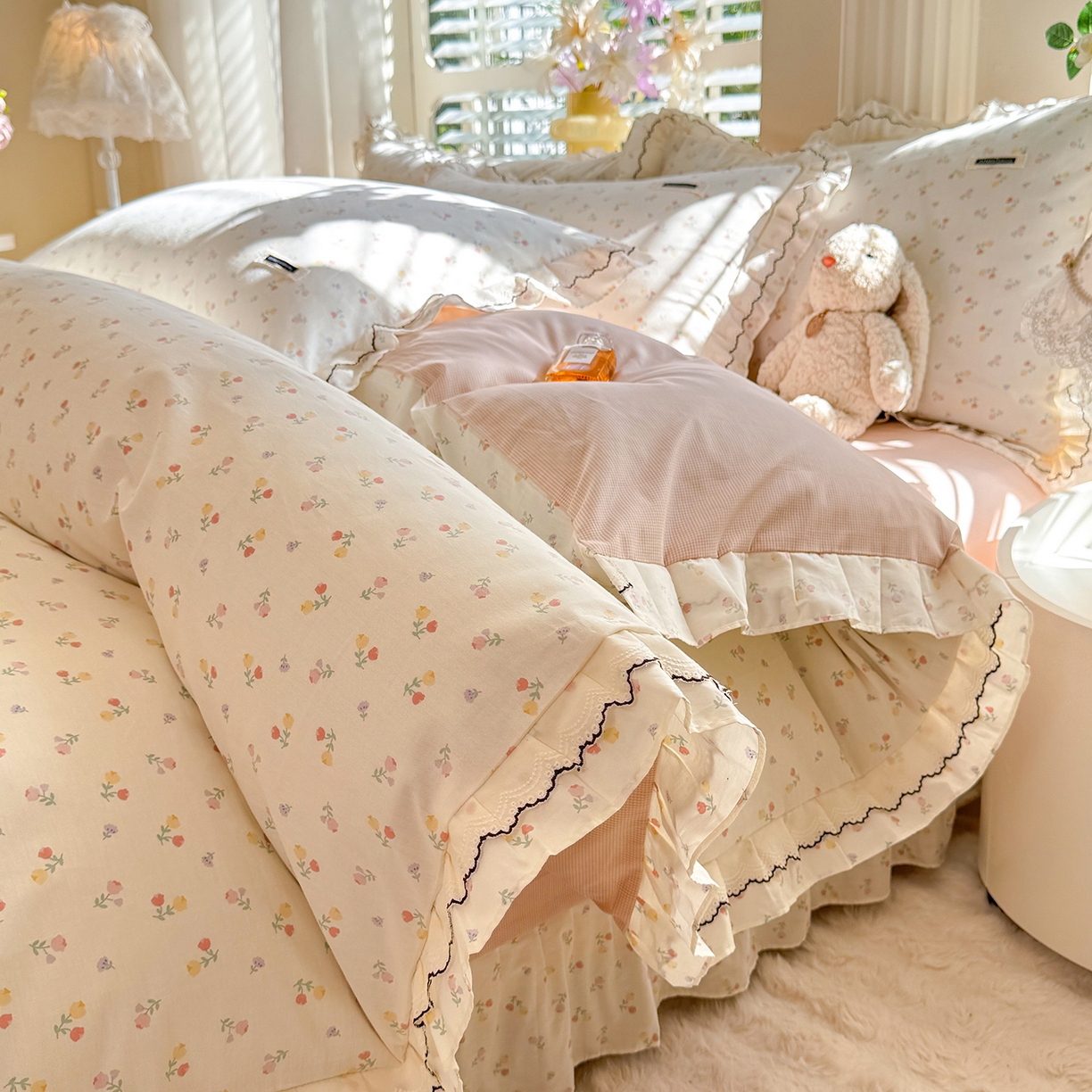 91家纺网 家纺一手货源 找家纺 艾唯希家纺 2025新款全棉双层花边四件套纯棉小碎花10个花型-花边系列 花艺漫漫