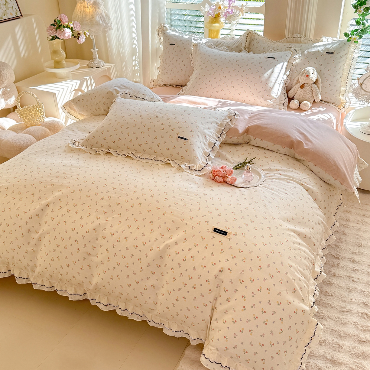 91家纺网 家纺一手货源 找家纺 艾唯希家纺 2025新款全棉双层花边四件套纯棉小碎花10个花型-花边系列 花艺漫漫