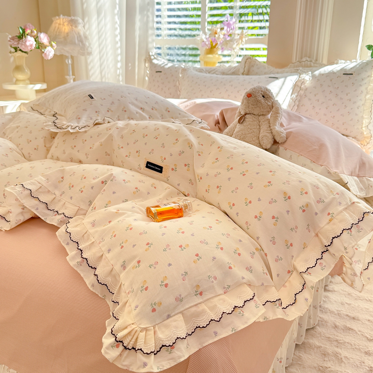 91家纺网 家纺一手货源 找家纺 艾唯希家纺 2025新款全棉双层花边四件套纯棉小碎花10个花型-花边系列 花艺漫漫