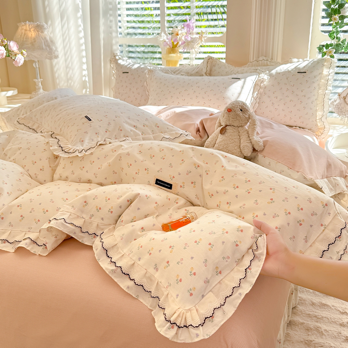 91家纺网 家纺一手货源 找家纺 艾唯希家纺 2025新款全棉双层花边四件套纯棉小碎花10个花型-花边系列 花艺漫漫