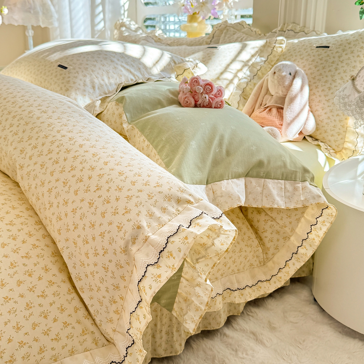 91家纺网 家纺一手货源 找家纺 艾唯希家纺 2025新款全棉双层花边四件套纯棉小碎花10个花型-花边系列 恋之晴空