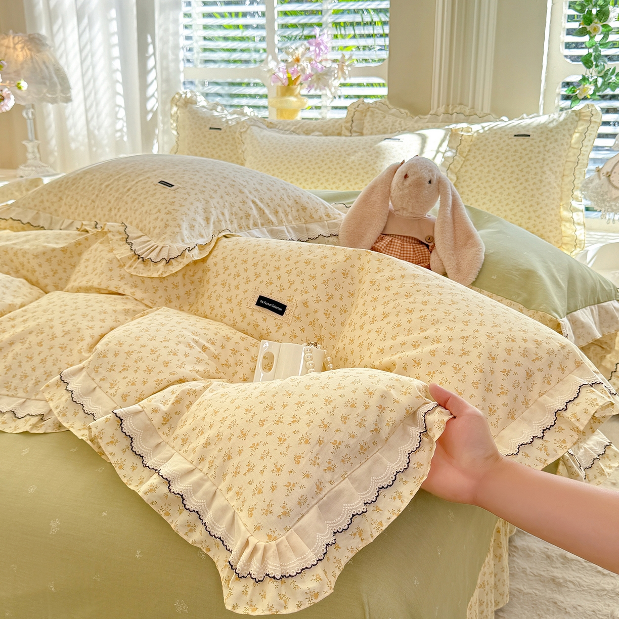 91家纺网 家纺一手货源 找家纺 艾唯希家纺 2025新款全棉双层花边四件套纯棉小碎花10个花型-花边系列 恋之晴空