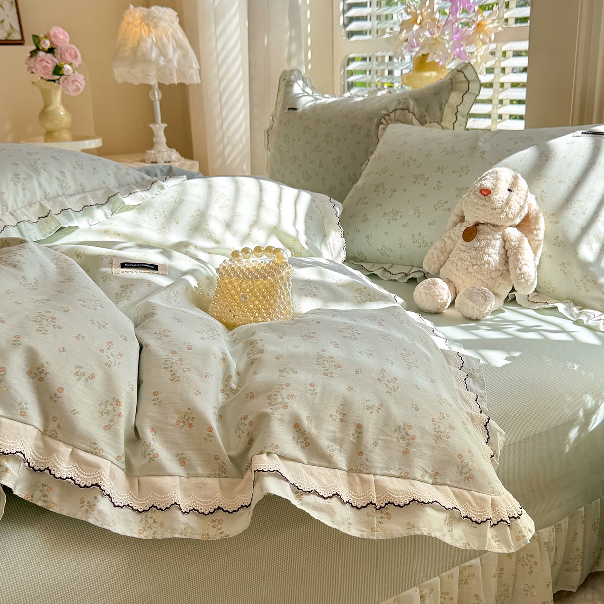 91家纺网 家纺一手货源 找家纺 艾唯希家纺 2025新款全棉双层花边四件套纯棉小碎花10个花型-花边系列 林间物语-绿