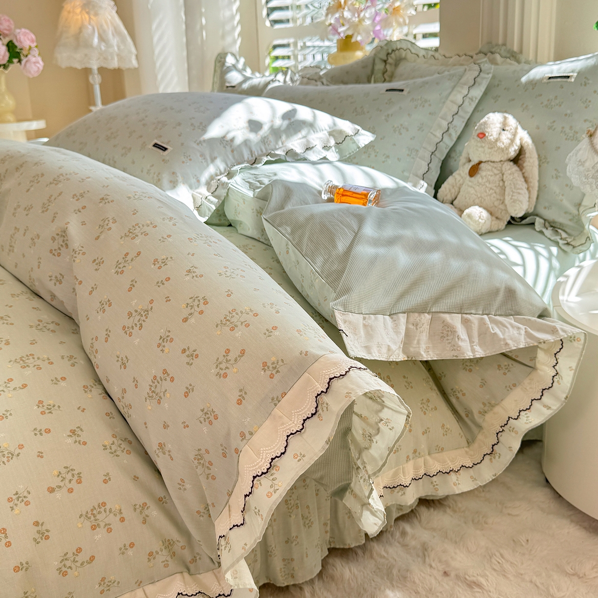 91家纺网 家纺一手货源 找家纺 艾唯希家纺 2025新款全棉双层花边四件套纯棉小碎花10个花型-花边系列 林间物语-绿