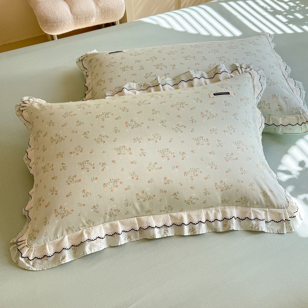 91家纺网 家纺一手货源 找家纺 艾唯希家纺 2025新款全棉双层花边四件套纯棉小碎花10个花型-花边系列 林间物语-绿