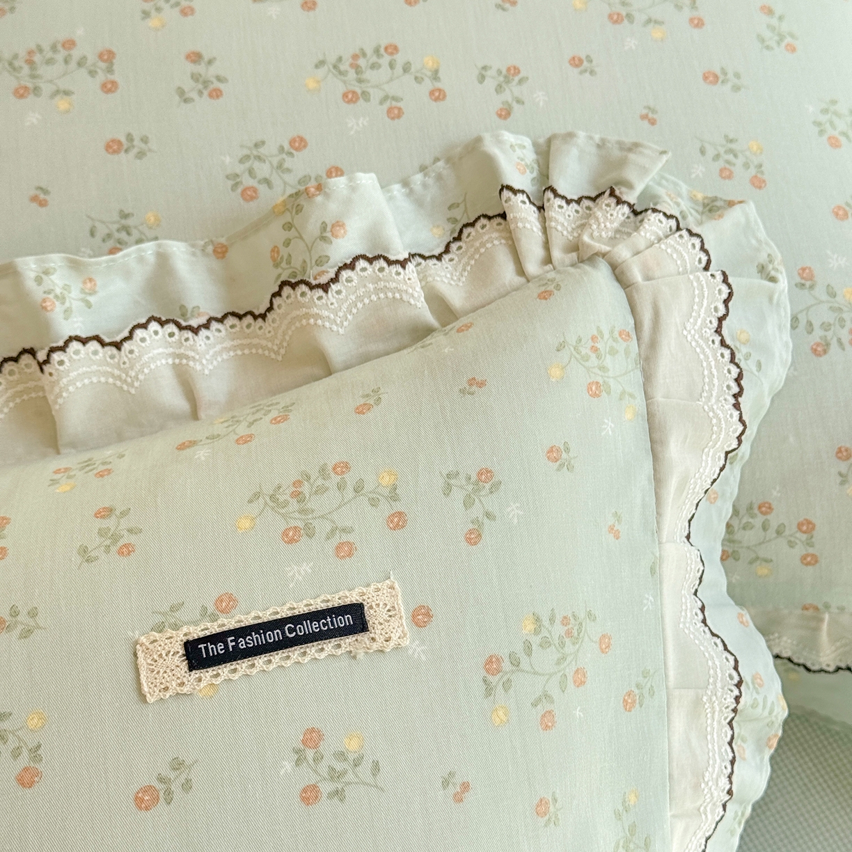 91家纺网 家纺一手货源 找家纺 艾唯希家纺 2025新款全棉双层花边四件套纯棉小碎花10个花型-花边系列 林间物语-绿