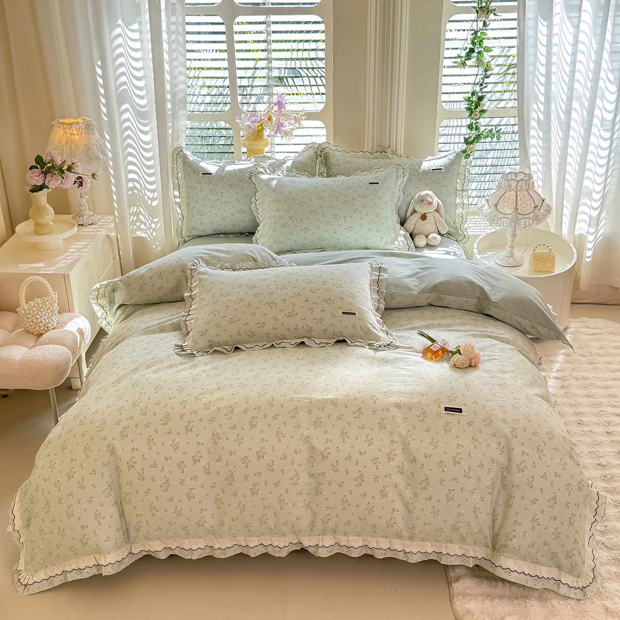 91家纺网 家纺一手货源 找家纺 艾唯希家纺 2025新款全棉双层花边四件套纯棉小碎花10个花型-花边系列 林间物语-绿