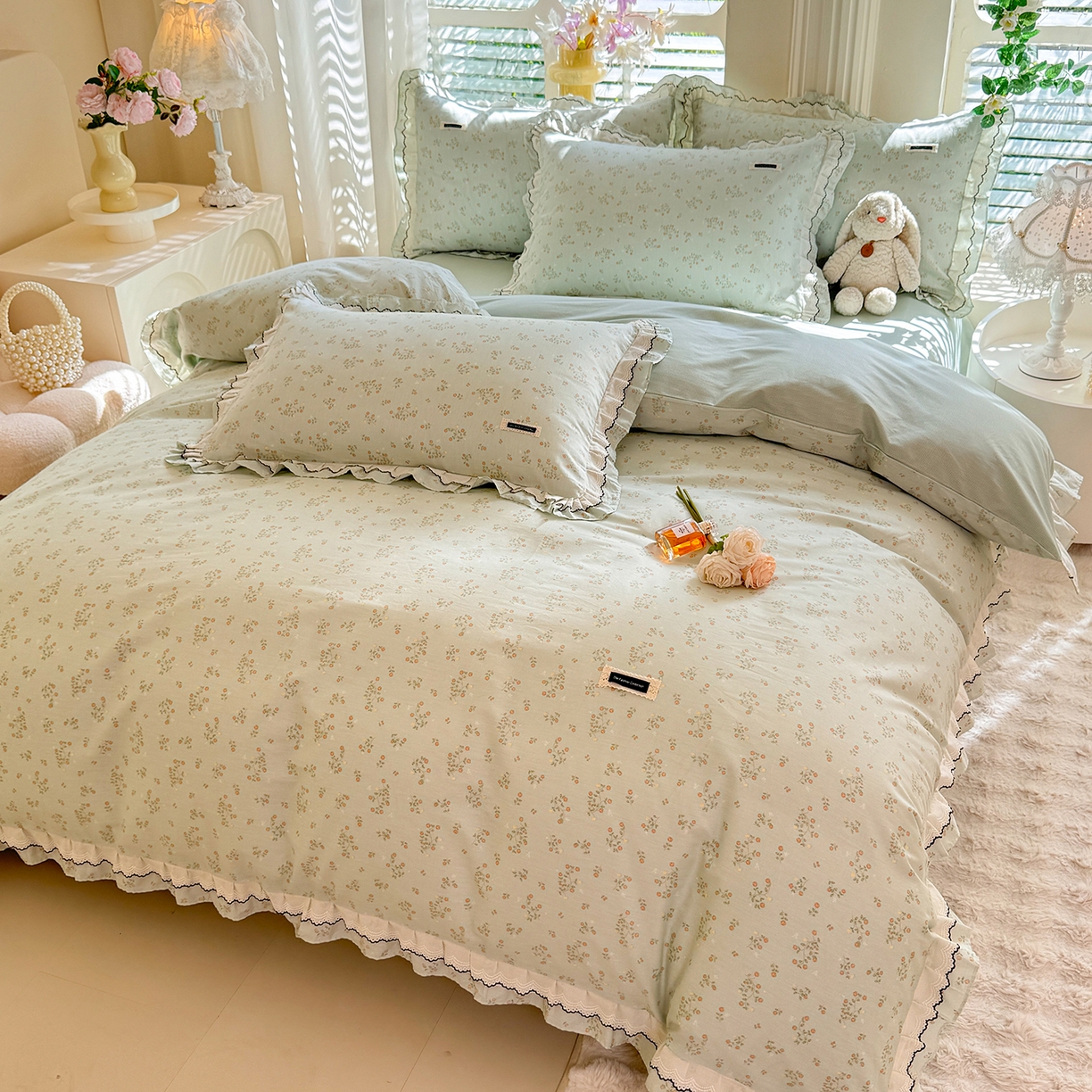 91家纺网 家纺一手货源 找家纺 艾唯希家纺 2025新款全棉双层花边四件套纯棉小碎花10个花型-花边系列 林间物语-绿