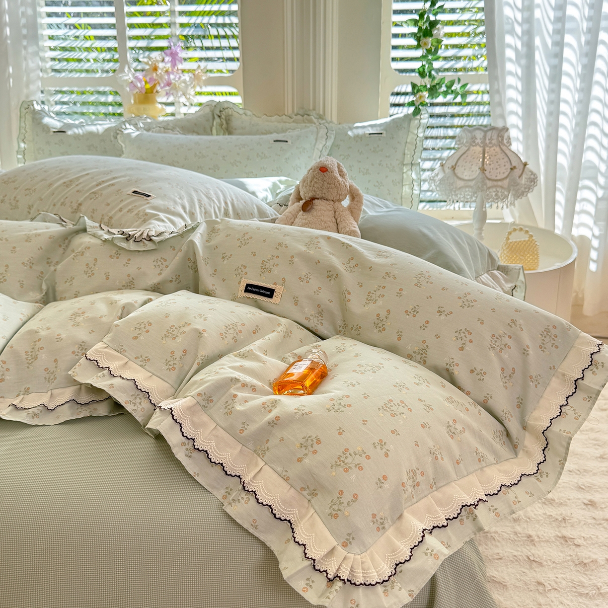 91家纺网 家纺一手货源 找家纺 艾唯希家纺 2025新款全棉双层花边四件套纯棉小碎花10个花型-花边系列 林间物语-绿