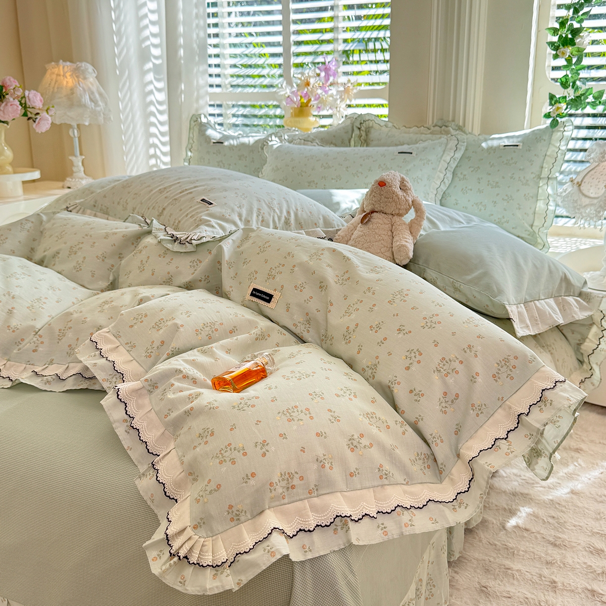 91家纺网 家纺一手货源 找家纺 艾唯希家纺 2025新款全棉双层花边四件套纯棉小碎花10个花型-花边系列 林间物语-绿