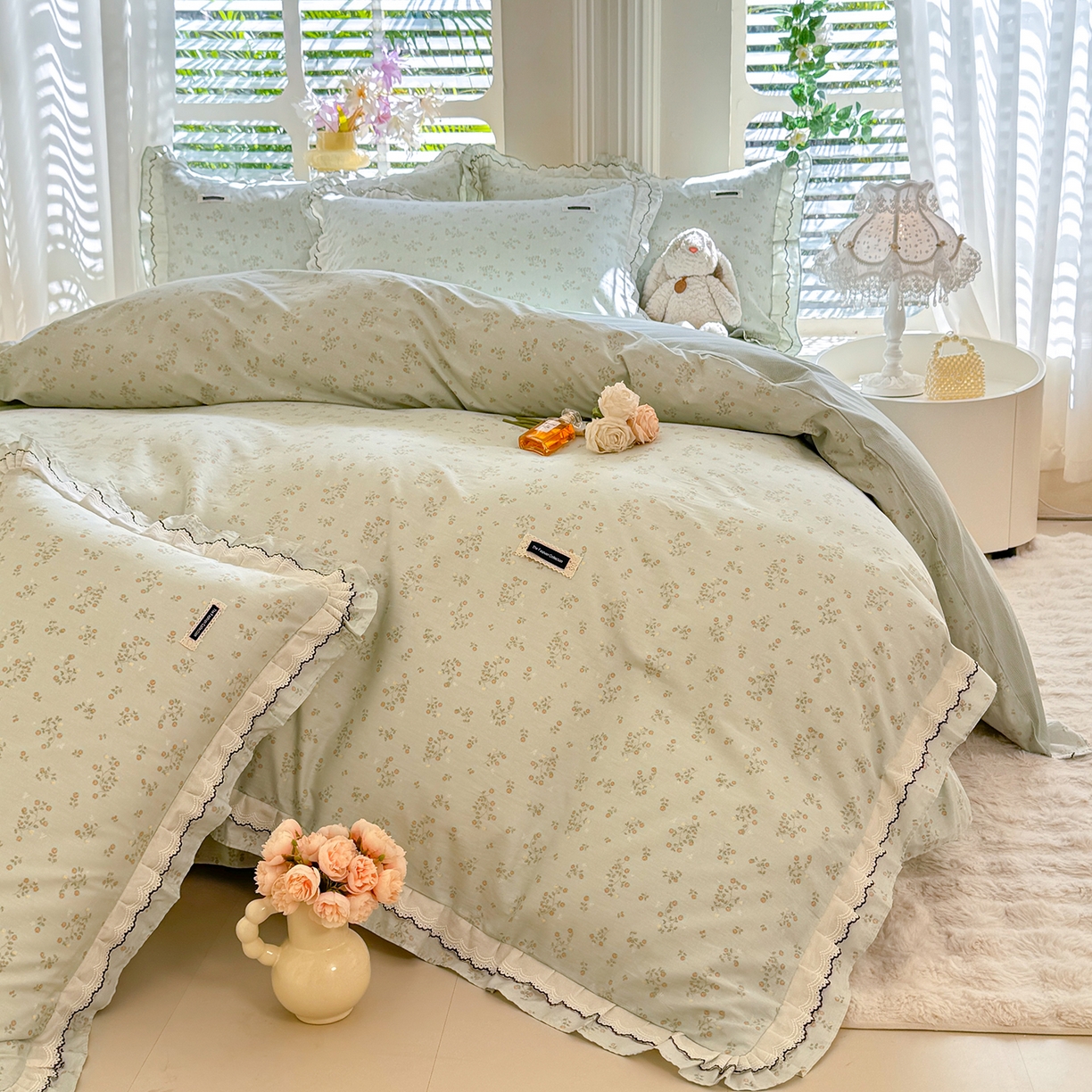 91家纺网 家纺一手货源 找家纺 艾唯希家纺 2025新款全棉双层花边四件套纯棉小碎花10个花型-花边系列 林间物语-绿