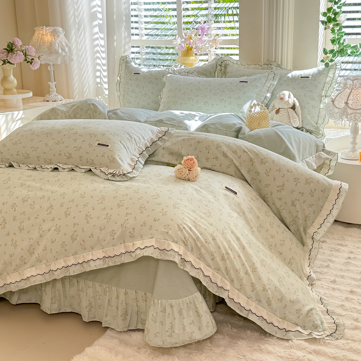 91家纺网 家纺一手货源 找家纺 艾唯希家纺 2025新款全棉双层花边四件套纯棉小碎花10个花型-花边系列 林间物语-绿