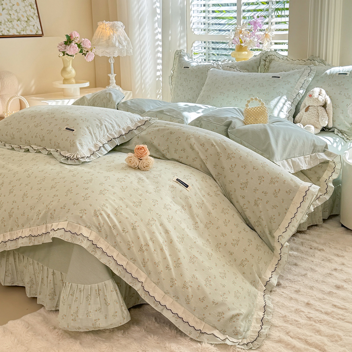 91家纺网 家纺一手货源 找家纺 艾唯希家纺 2025新款全棉双层花边四件套纯棉小碎花10个花型-花边系列 林间物语-绿