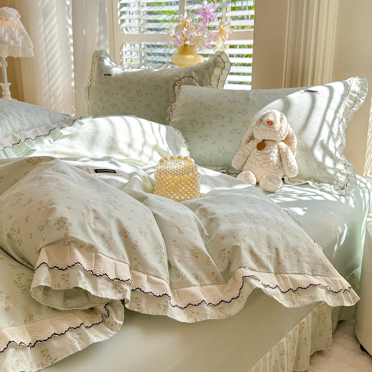 91家纺网 家纺一手货源 找家纺 艾唯希家纺 2025新款全棉双层花边四件套纯棉小碎花10个花型-花边系列 林间物语-绿