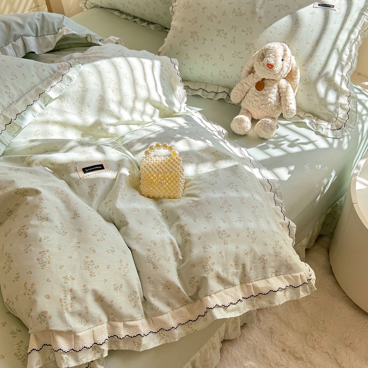 91家纺网 家纺一手货源 找家纺 艾唯希家纺 2025新款全棉双层花边四件套纯棉小碎花10个花型-花边系列 林间物语-绿