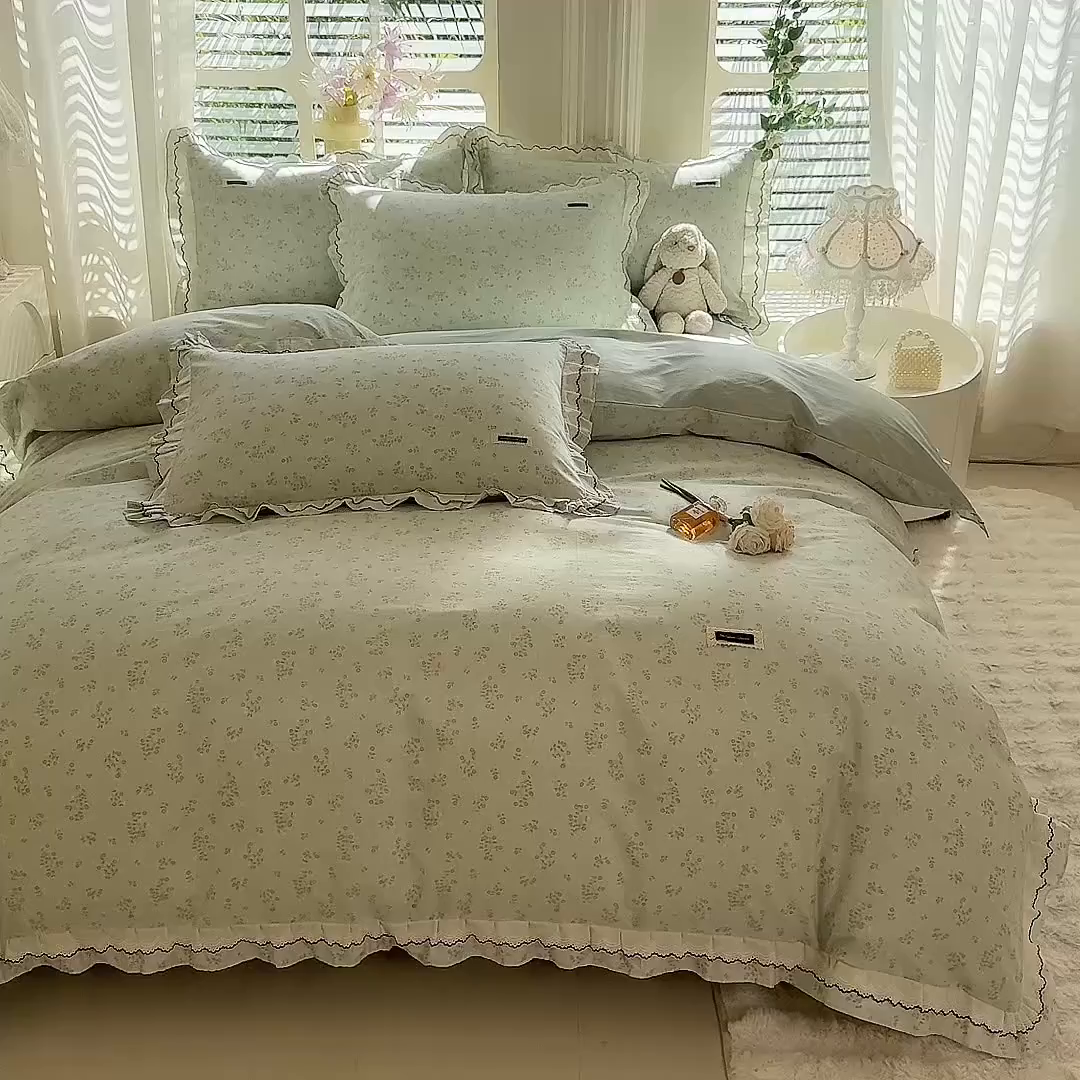 91家纺网 家纺一手货源 找家纺 艾唯希家纺 2025新款全棉双层花边四件套纯棉小碎花10个花型-花边系列 林间物语-绿