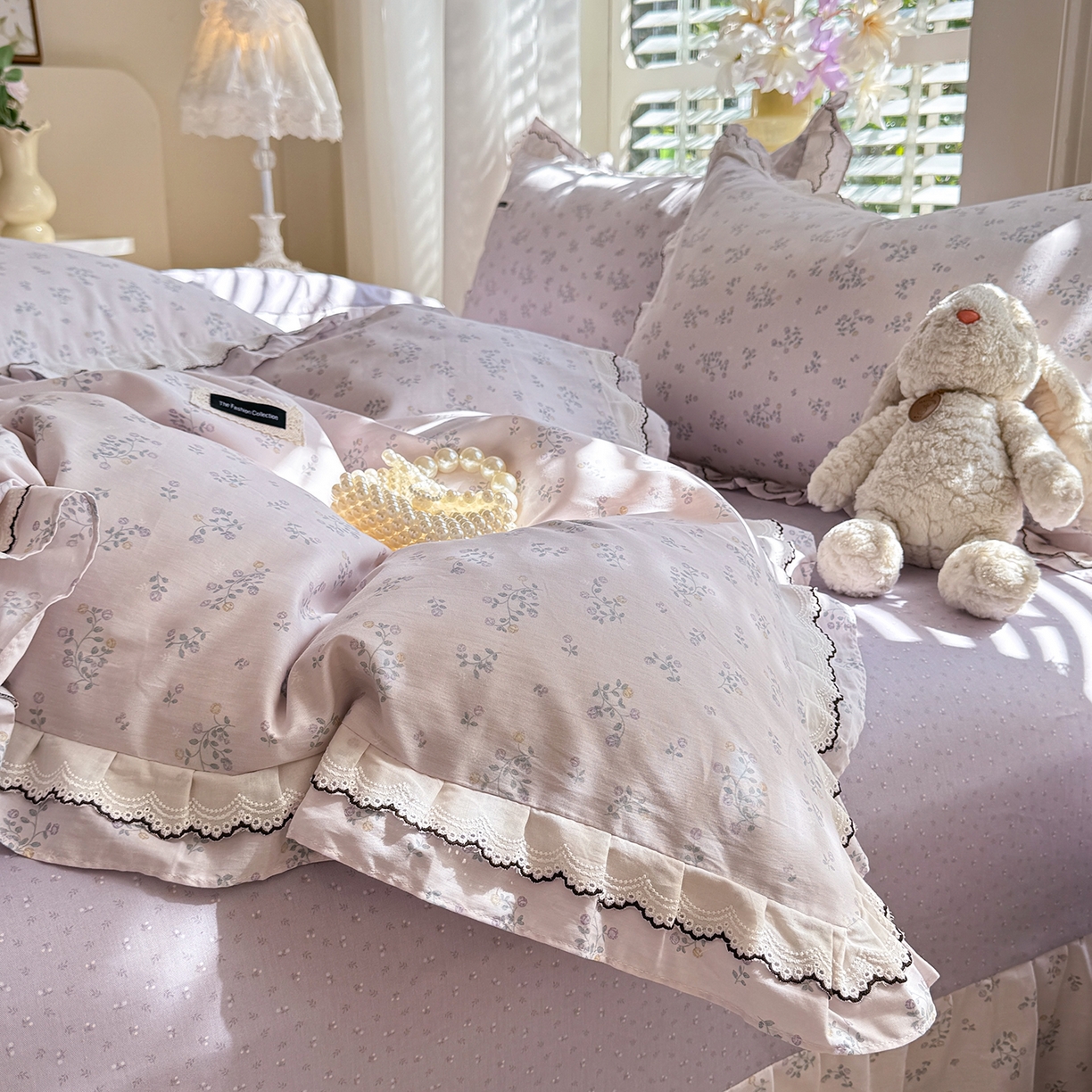 91家纺网 家纺一手货源 找家纺 艾唯希家纺 2025新款全棉双层花边四件套纯棉小碎花10个花型-花边系列 林间物语-紫