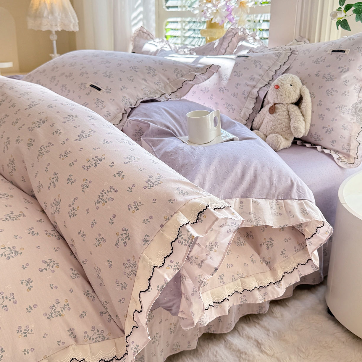 91家纺网 家纺一手货源 找家纺 艾唯希家纺 2025新款全棉双层花边四件套纯棉小碎花10个花型-花边系列 林间物语-紫