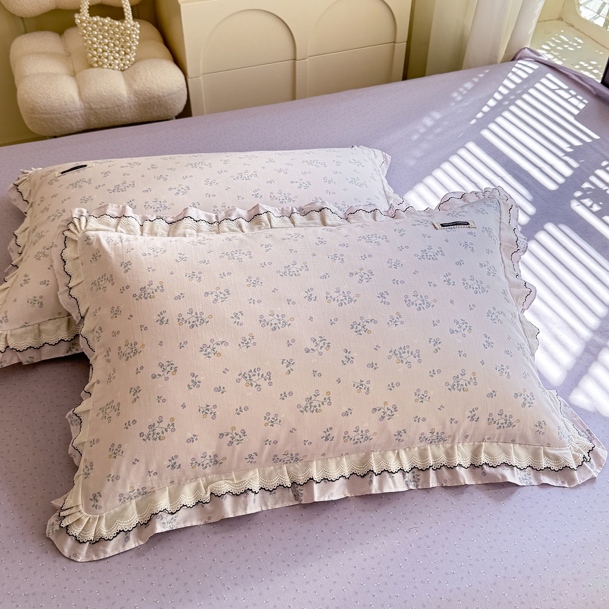 91家纺网 家纺一手货源 找家纺 艾唯希家纺 2025新款全棉双层花边四件套纯棉小碎花10个花型-花边系列 林间物语-紫