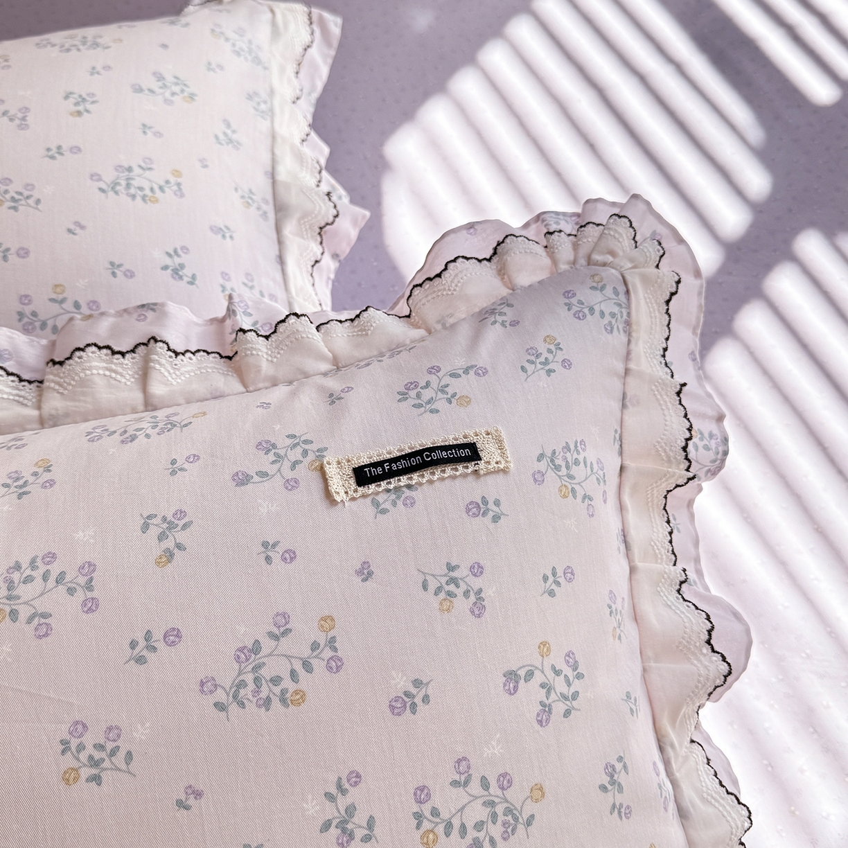 91家纺网 家纺一手货源 找家纺 艾唯希家纺 2025新款全棉双层花边四件套纯棉小碎花10个花型-花边系列 林间物语-紫