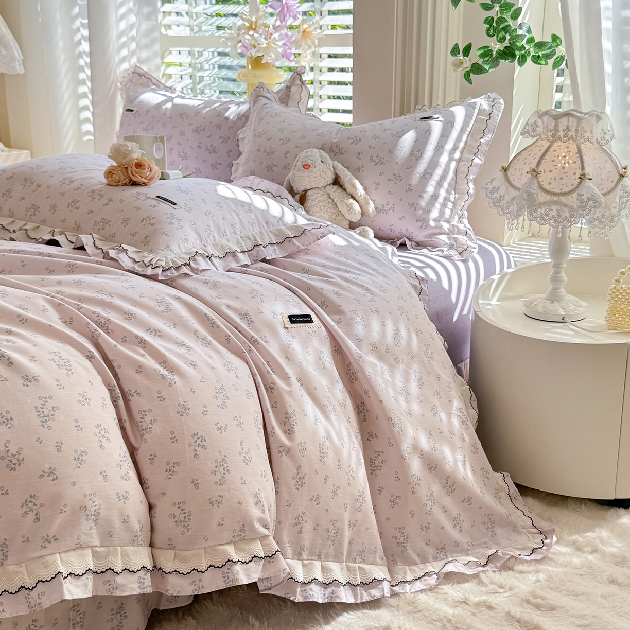 91家纺网 家纺一手货源 找家纺 艾唯希家纺 2025新款全棉双层花边四件套纯棉小碎花10个花型-花边系列 林间物语-紫