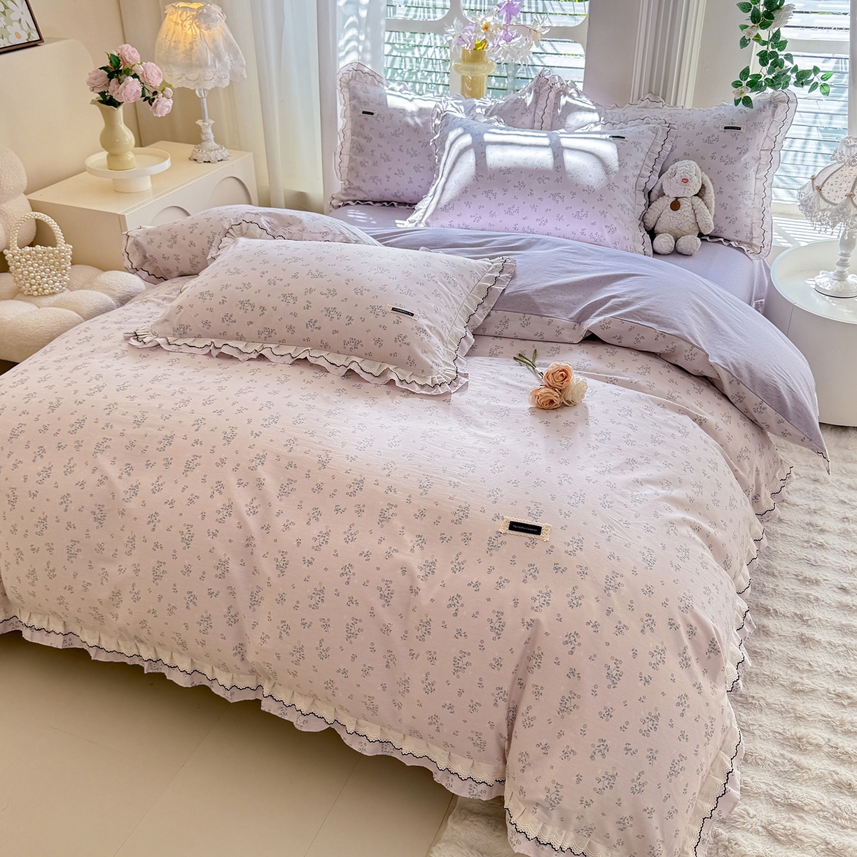 91家纺网 家纺一手货源 找家纺 艾唯希家纺 2025新款全棉双层花边四件套纯棉小碎花10个花型-花边系列 林间物语-紫